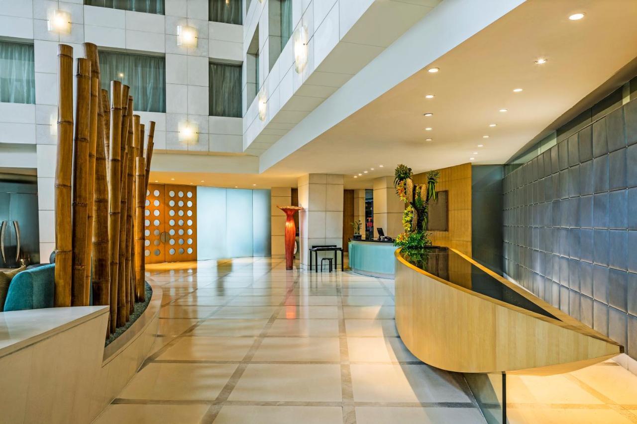 The Park Chennai Hotel Bagian luar foto The lobby of the hotel