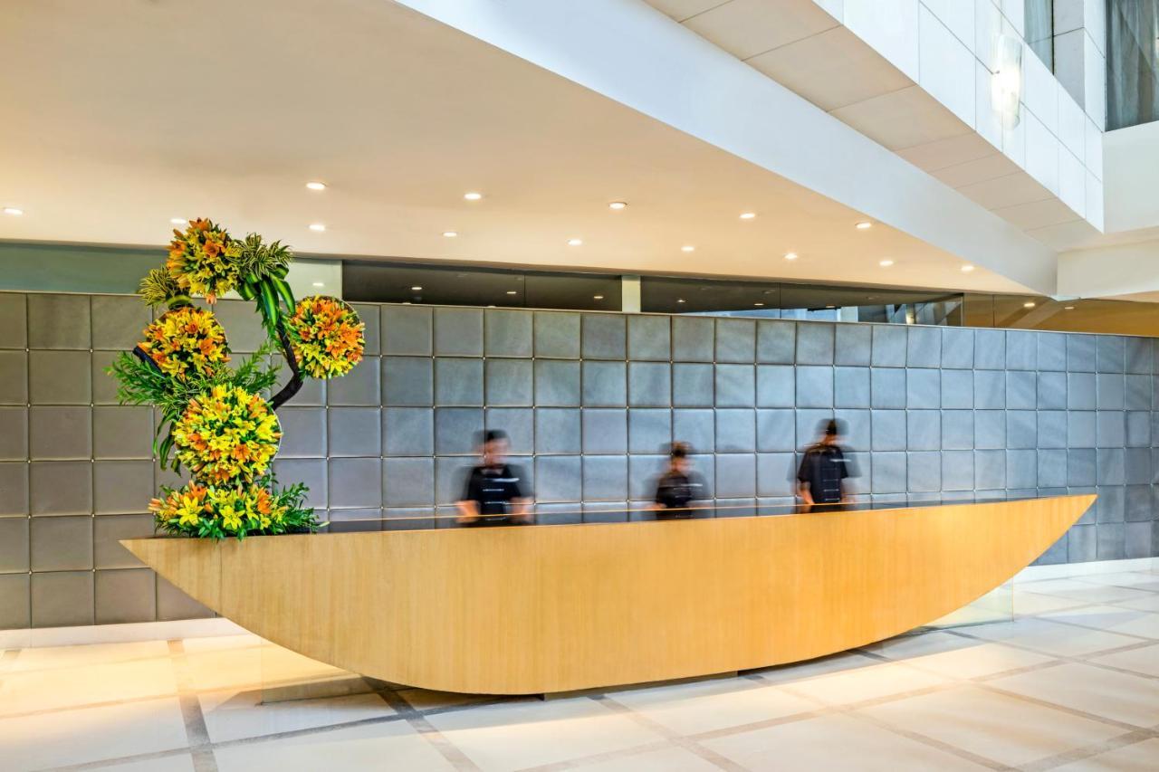 The Park Chennai Hotel Bagian luar foto Concierge desk at the lobby of the hotel