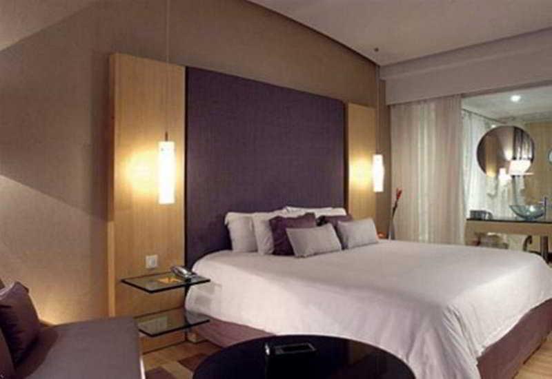 The Park Chennai Hotel Bagian luar foto A bedroom at the hotel