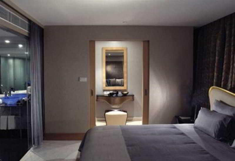 The Park Chennai Hotel Bagian luar foto A bedroom at the hotel
