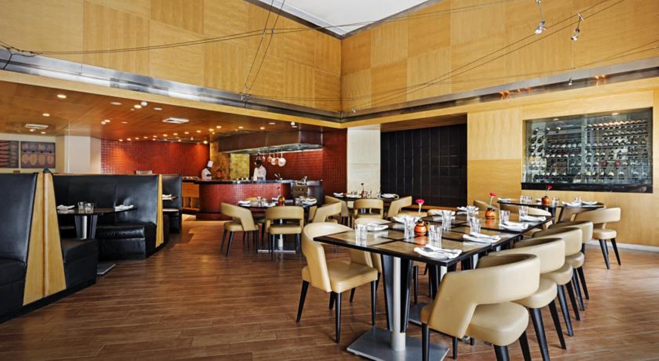 The Park Chennai Hotel Bagian luar foto The interior of the restaurant