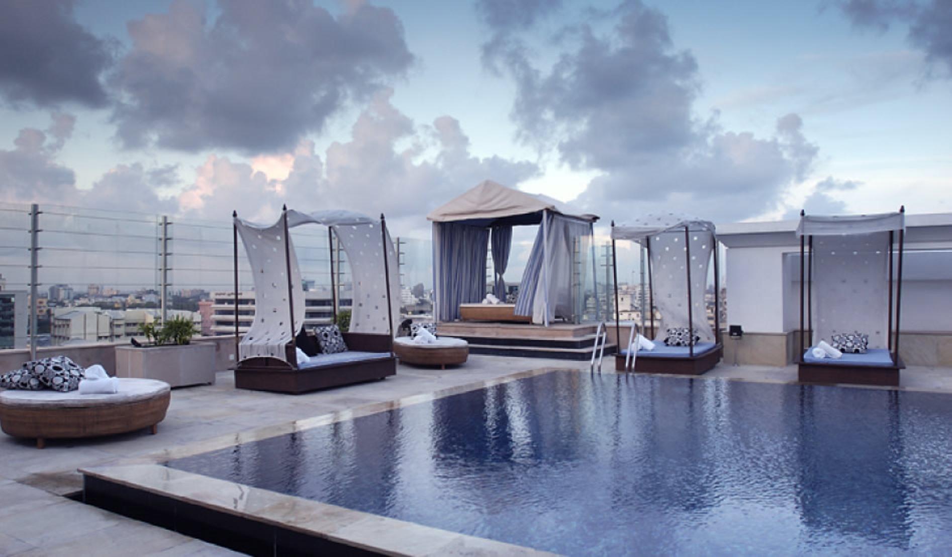 The Park Chennai Hotel Bagian luar foto The rooftop pool at the hotel