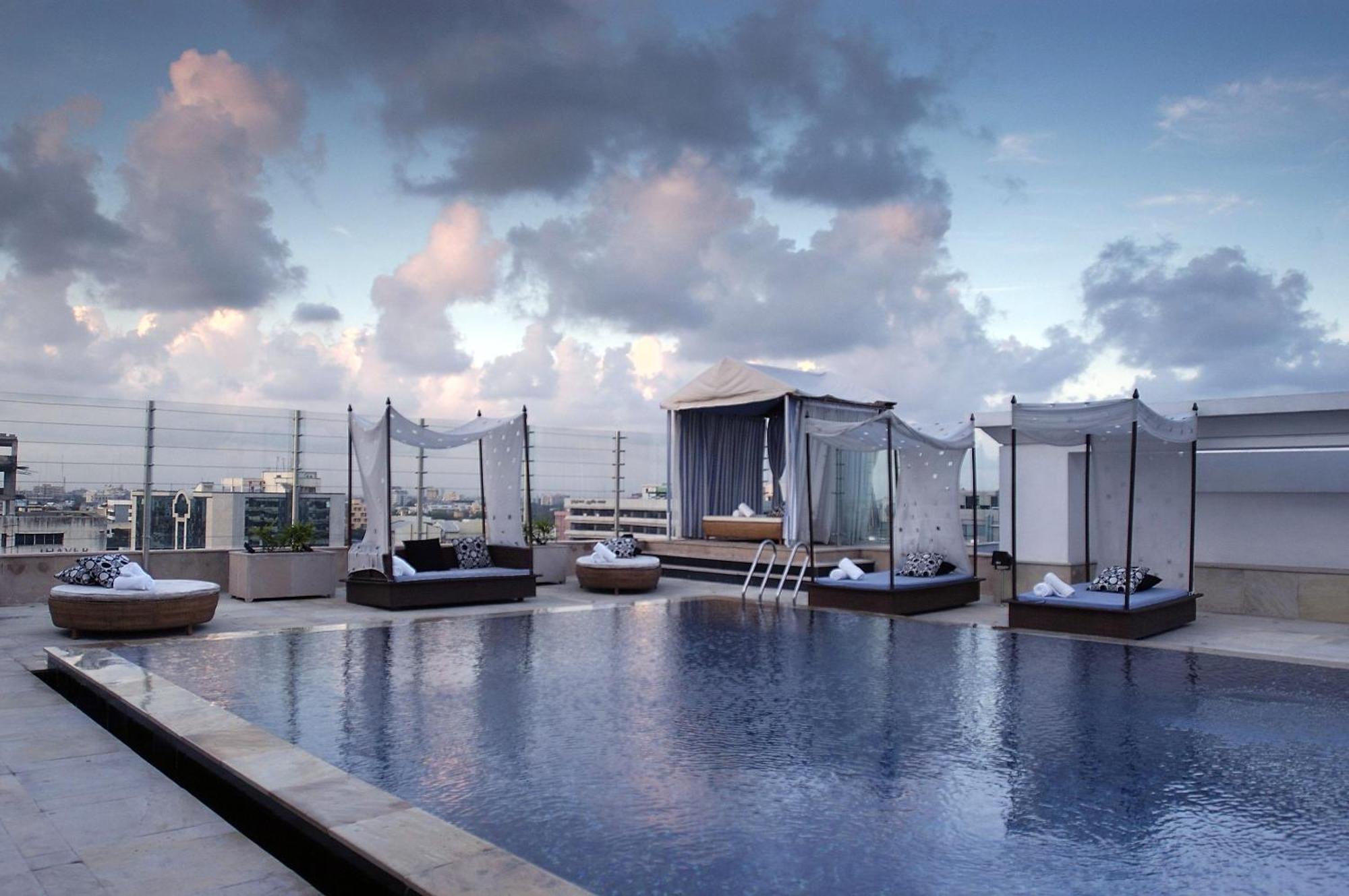 The Park Chennai Hotel Bagian luar foto Rooftop pool at the hotel