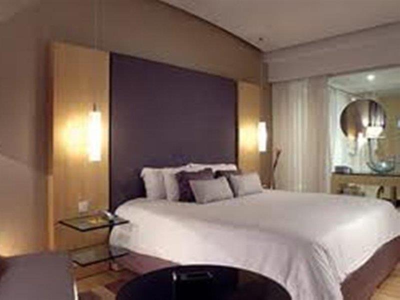 The Park Chennai Hotel Bagian luar foto A bedroom at the hotel