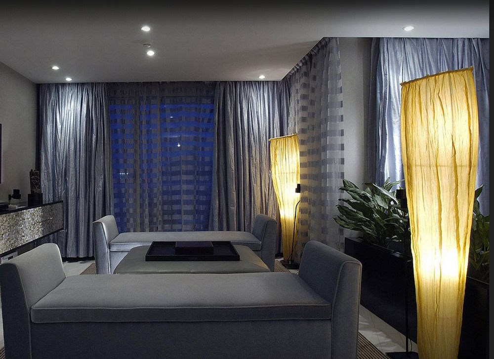 The Park Chennai Hotel Bagian luar foto A room with a blue curtain