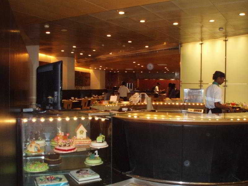 The Park Chennai Hotel Bagian luar foto The interior of the restaurant