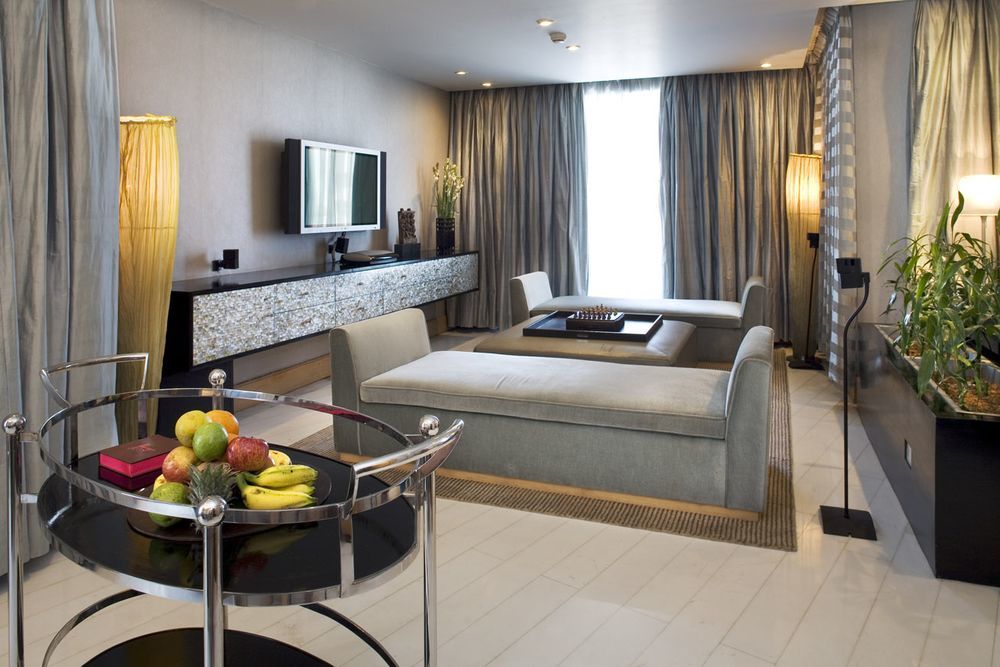 The Park Chennai Hotel Bagian luar foto A suite at the hotel