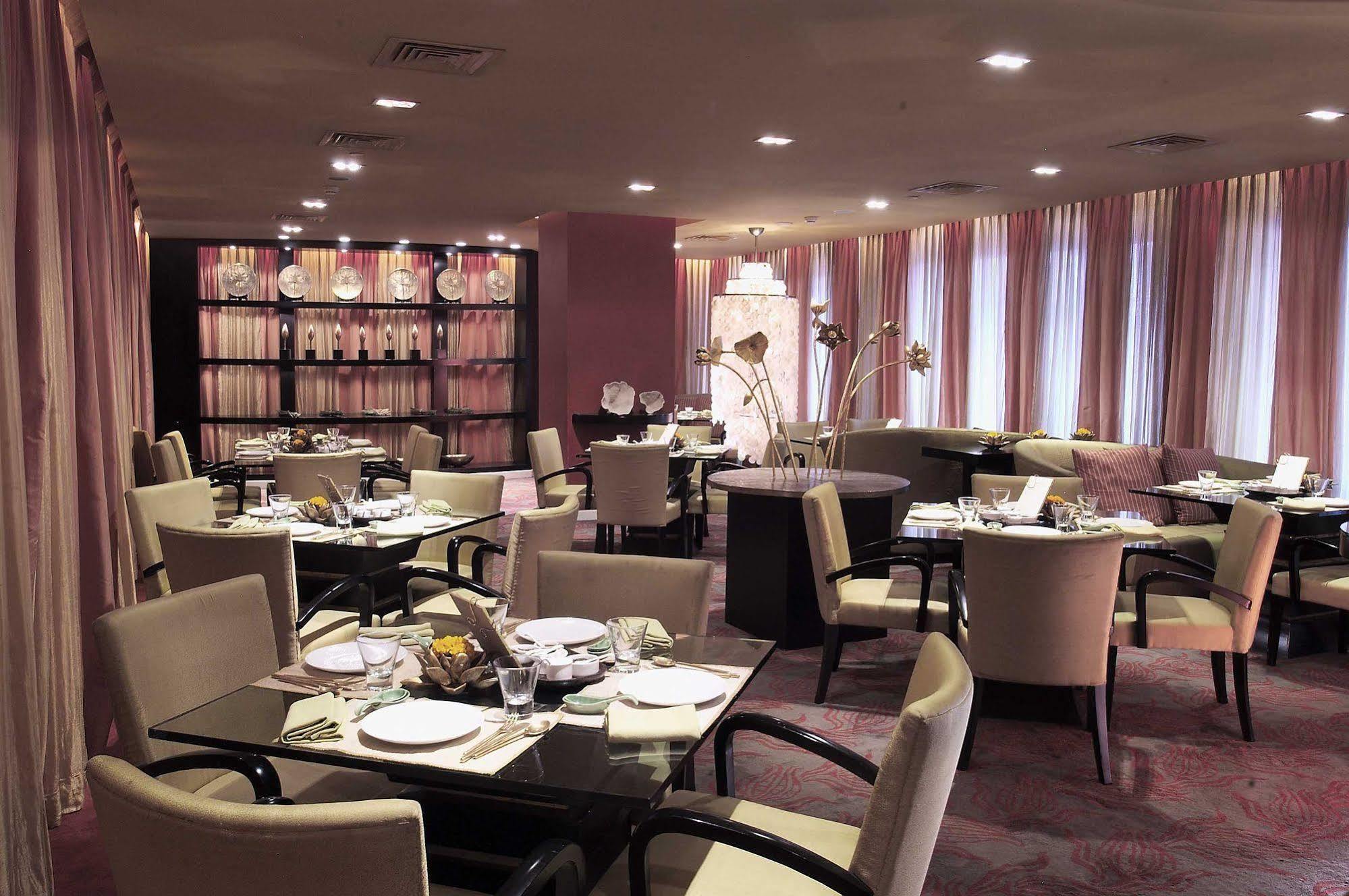 The Park Chennai Hotel Bagian luar foto Restaurant in the hotel
