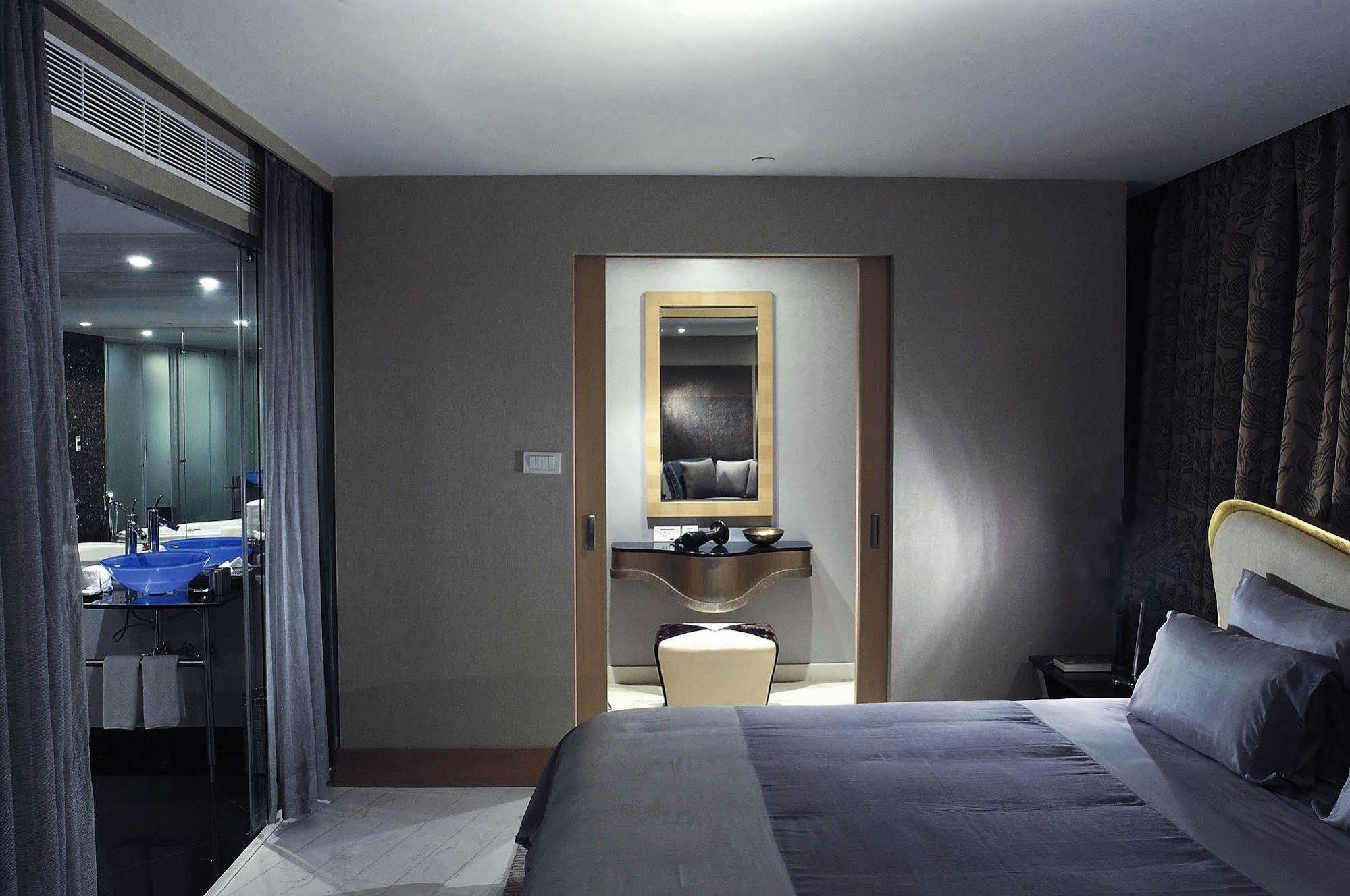 The Park Chennai Hotel Ruang foto A bedroom at the Mandarin Oriental, London