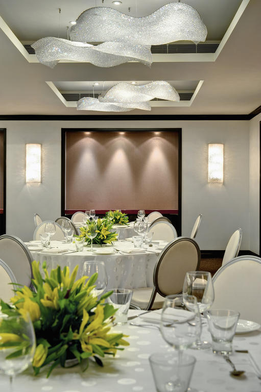 The Park Chennai Hotel Bagian luar foto The interior of the restaurant